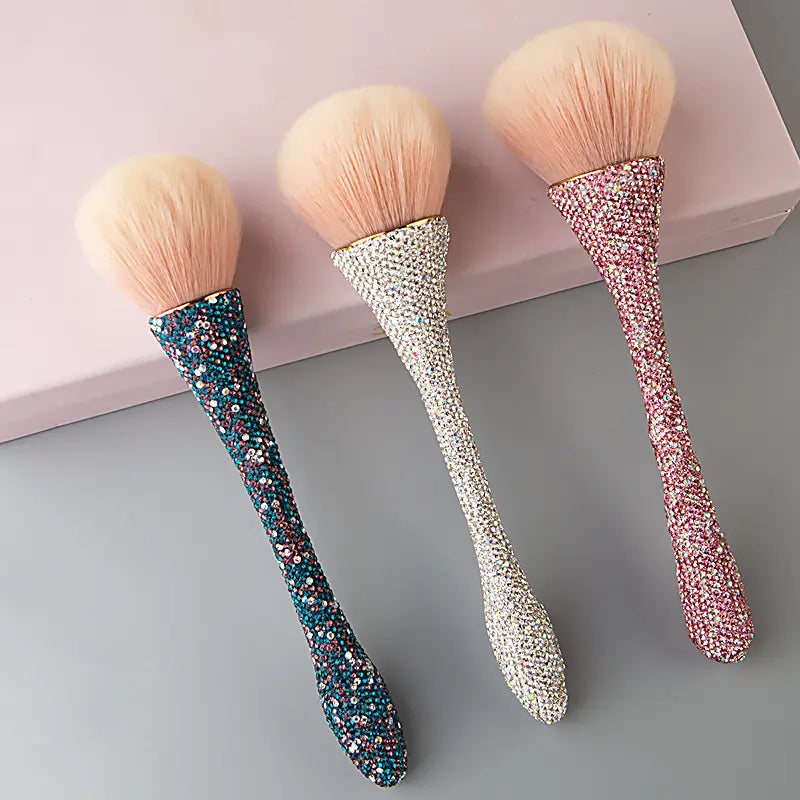 One single-piece diamond-handle brush with a slim waist designed for blusher, smudging, and loose powder application. Suitable as a beauty tool.