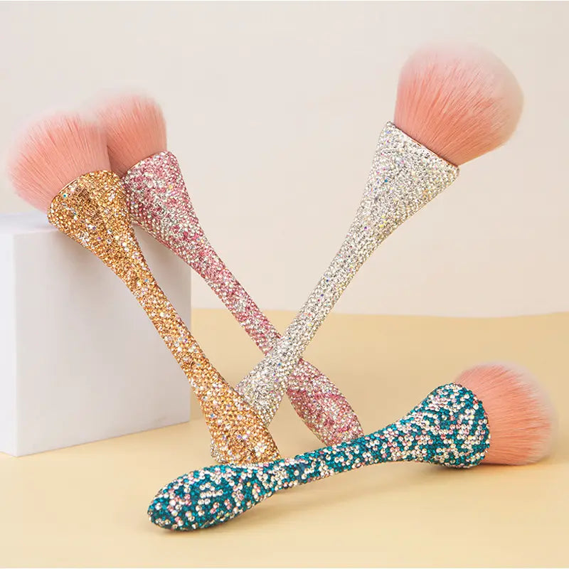 One single-piece diamond-handle brush with a slim waist designed for blusher, smudging, and loose powder application. Suitable as a beauty tool.