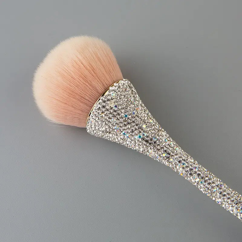 One single-piece diamond-handle brush with a slim waist designed for blusher, smudging, and loose powder application. Suitable as a beauty tool.