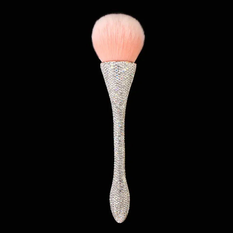 One single-piece diamond-handle brush with a slim waist designed for blusher, smudging, and loose powder application. Suitable as a beauty tool.