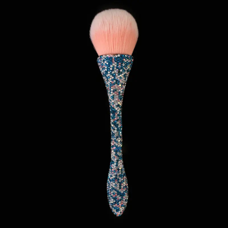 One single-piece diamond-handle brush with a slim waist designed for blusher, smudging, and loose powder application. Suitable as a beauty tool.