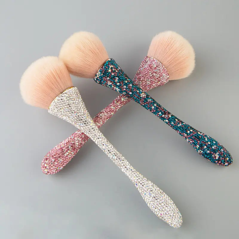 One single-piece diamond-handle brush with a slim waist designed for blusher, smudging, and loose powder application. Suitable as a beauty tool.