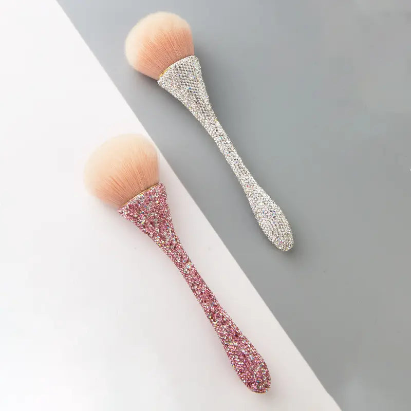 One single-piece diamond-handle brush with a slim waist designed for blusher, smudging, and loose powder application. Suitable as a beauty tool.