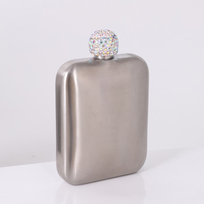 Die glatte Mini-Diamante-Flasche aus Edelstahl fasst bis zu 6 oz. Ihres Lieblingsgetränks